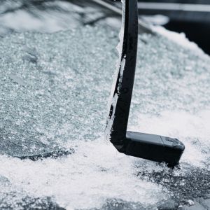 Don't let icy windshields slow you down this winter! Whip up this simple homemade de-icer spray in minutes using ingredients you probably already have at home. It's a quick and easy solution for frosty mornings.