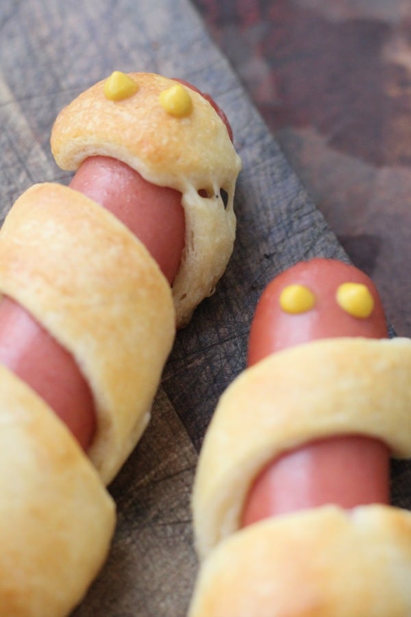 How to make easy Halloween mummy dogs with hot dogs and crescent roll dough. Fun Halloween recipe idea for parties!