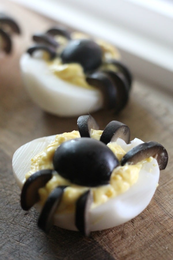 These spider deviled eggs are a really easy and fun recipe to make for Halloween parties.