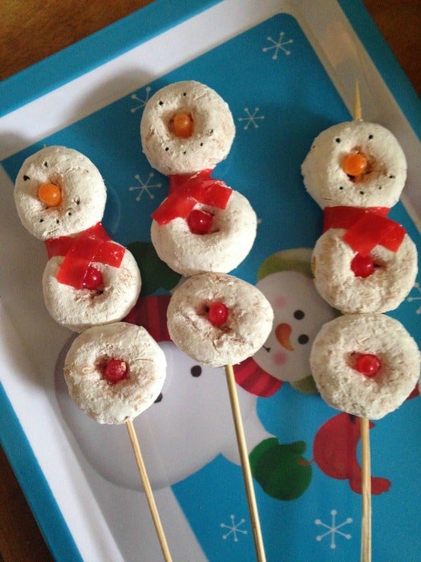 Fun snowman on a stick to make for your kids for the holidays. One of my favorite easy Christmas recipes.