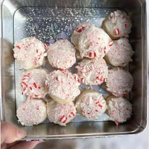 Easy recipe for peppermint meltaway cookies.