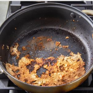 Discover the best techniques for cleaning a burnt non-stick pan and restoring its shine with these easy tips and tricks.
