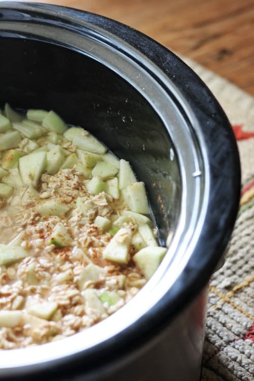 Easy recipe for crock pot apple cinnamon apple recipe. One of my favorite overnight crock oatmeal recipes!