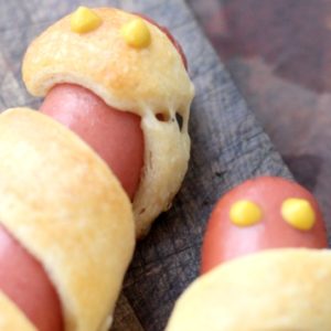 How to make easy Halloween mummy dogs with hot dogs and crescent roll dough. Fun Halloween recipe idea for parties!