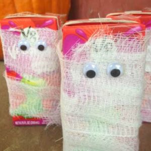 These mummy juice boxes are a fun easy treat to make for your kids for Halloween.