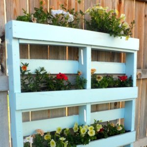 Two different ways to create a beautiful planter for flowers or herbs out of a recycled wooden pallet.