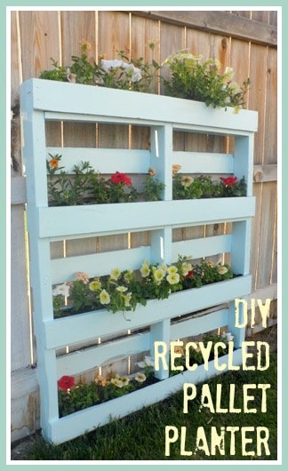 Two different ways to create a beautiful planter for flowers or herbs out of a recycled wooden pallet.