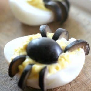 These spider deviled eggs are a really easy and fun recipe to make for Halloween parties.
