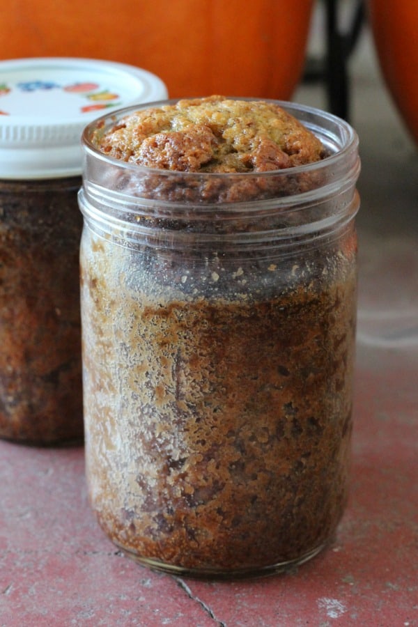 This easy banana bread in a jar recipe is a great gift idea for Christmas!