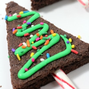 These brownie Christmas trees are a fun quick treat for kids for the holidays. A great dessert idea for last minute holiday classroom parties.