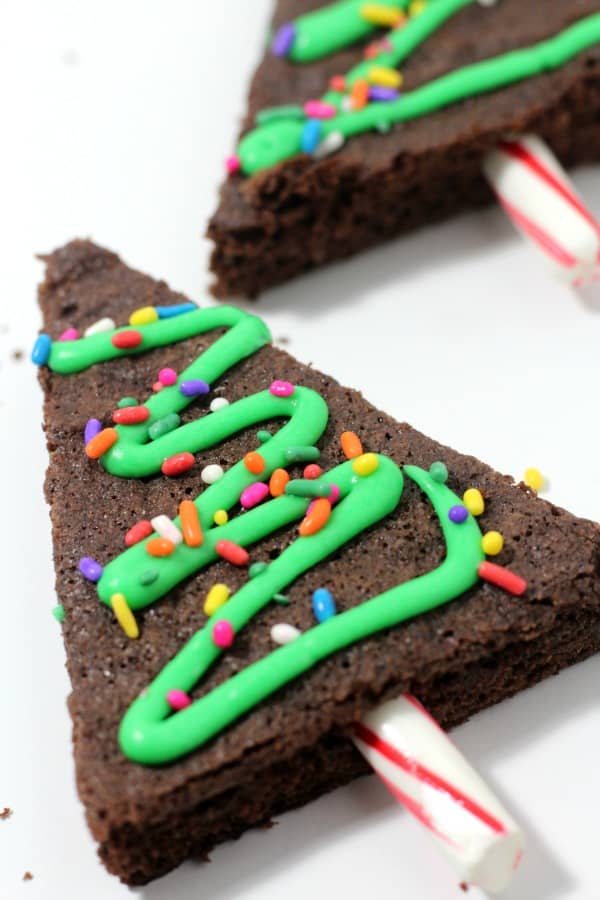 These brownie Christmas trees are a fun quick treat for kids for the holidays. A great dessert idea for last minute holiday classroom parties.