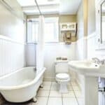 Helpful household hints (that really work!) to remove bathmat stains from bathtub. Some of my favorite bathtub cleaning hacks.
