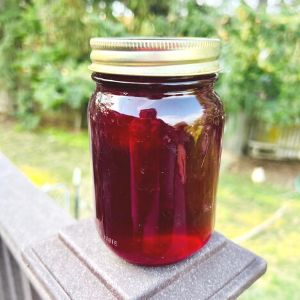 Canning instructions for making raspberry jelly. Easy homemade jelly recipe!