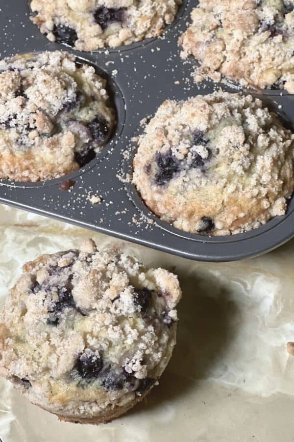 Easy recipe for making bakery style blueberry muffins with crumble topping at home.