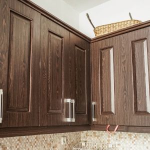 How to easily sticky wood kitchen cabinets--my best tips and tricks!