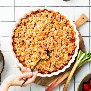 Satisfy your sweet tooth with our delectable rhubarb crisp recipe! This easy dessert features a perfect balance of tart rhubarb and sweet oat topping. Try it today!