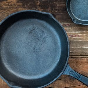 Say goodbye to rust and hello to perfectly seasoned cast iron! Follow this step-by-step tutorial to safely and thoroughly clean rust from your cast iron pans, ensuring they’re ready for your next delicious meal.